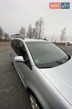 Мінівен Volkswagen Touran 2008 в Звягелі