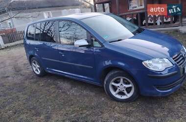 Минивэн Volkswagen Touran 2010 в Вижнице