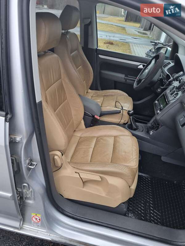 Минивэн Volkswagen Touran 2010 в Гнивани