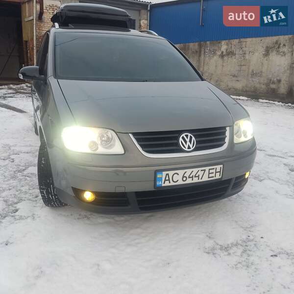 Минивэн Volkswagen Touran 2004 в Нововолынске