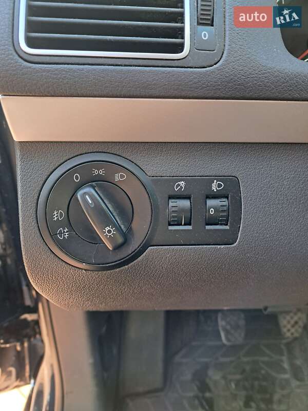 Минивэн Volkswagen Touran 2011 в Нетешине