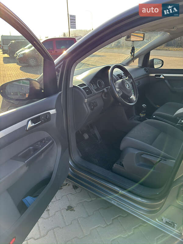 Минивэн Volkswagen Touran 2013 в Нововолынске