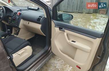 Мінівен Volkswagen Touran 2011 в 