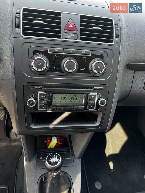 Минивэн Volkswagen Touran 2010 в Рокосово