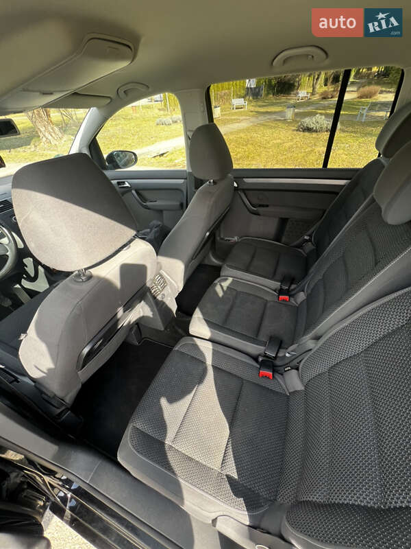 Минивэн Volkswagen Touran 2010 в Рокосово