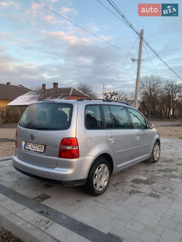 Мінівен Volkswagen Touran 2006 в Хирові