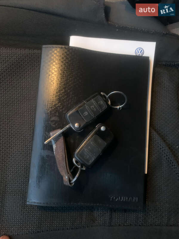 Мінівен Volkswagen Touran 2006 в Хирові