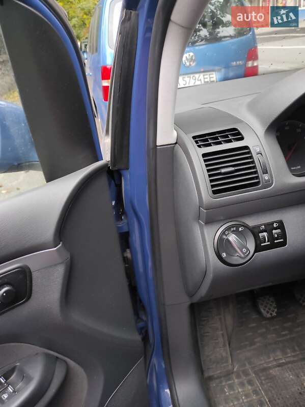 Минивэн Volkswagen Touran 2005 в 