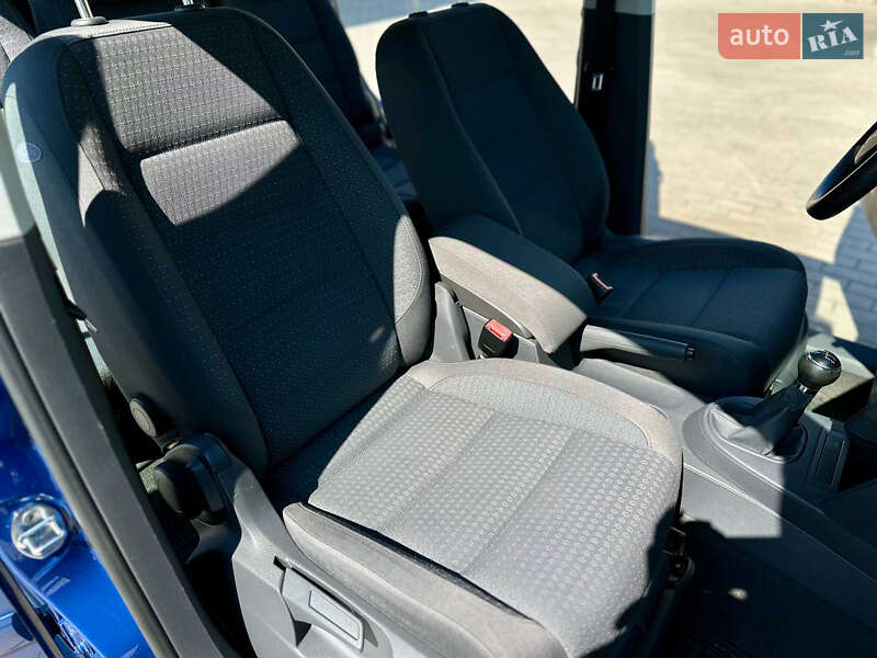 Минивэн Volkswagen Touran 2006 в Днепре