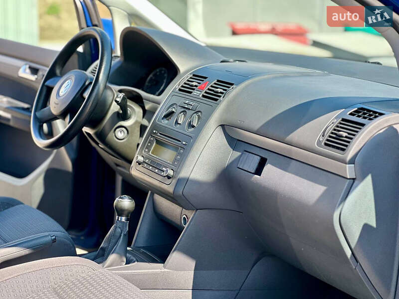 Минивэн Volkswagen Touran 2006 в Днепре