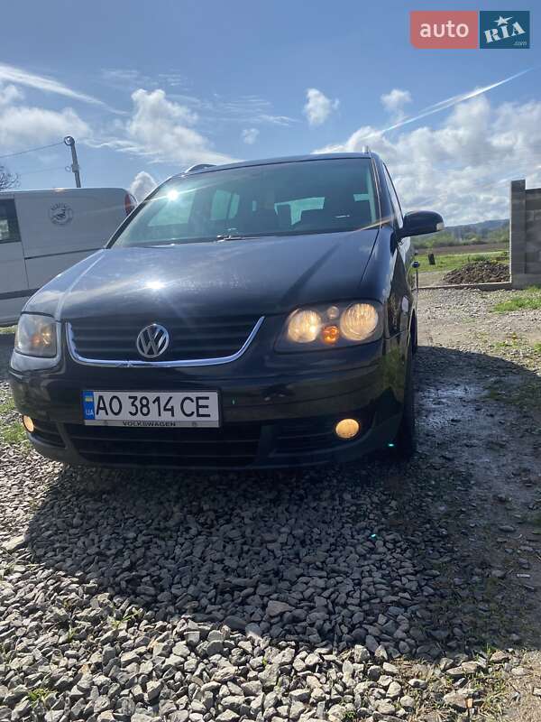 Минивэн Volkswagen Touran 2006 в Иршаве