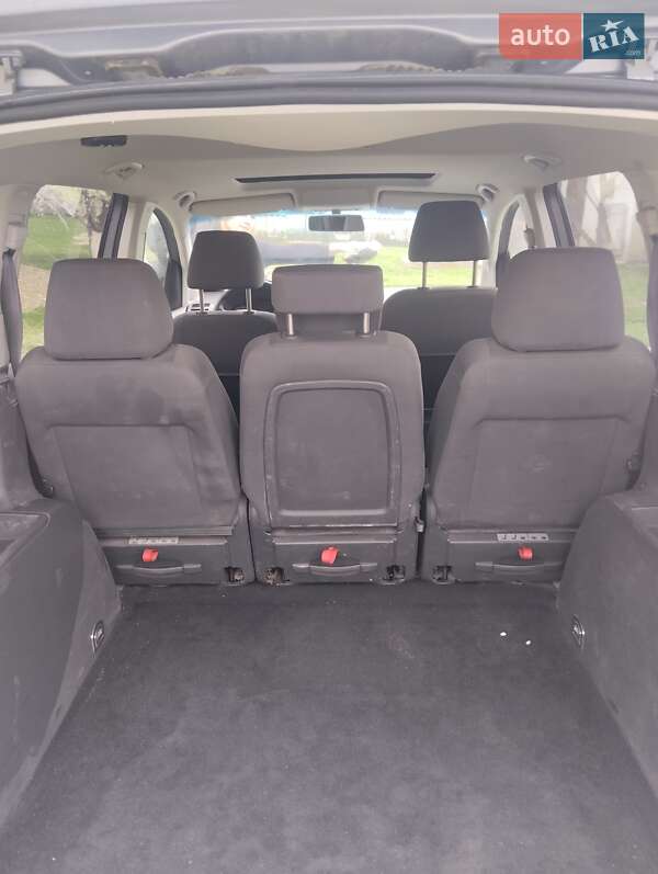 Мінівен Volkswagen Touran 2009 в Чернівцях