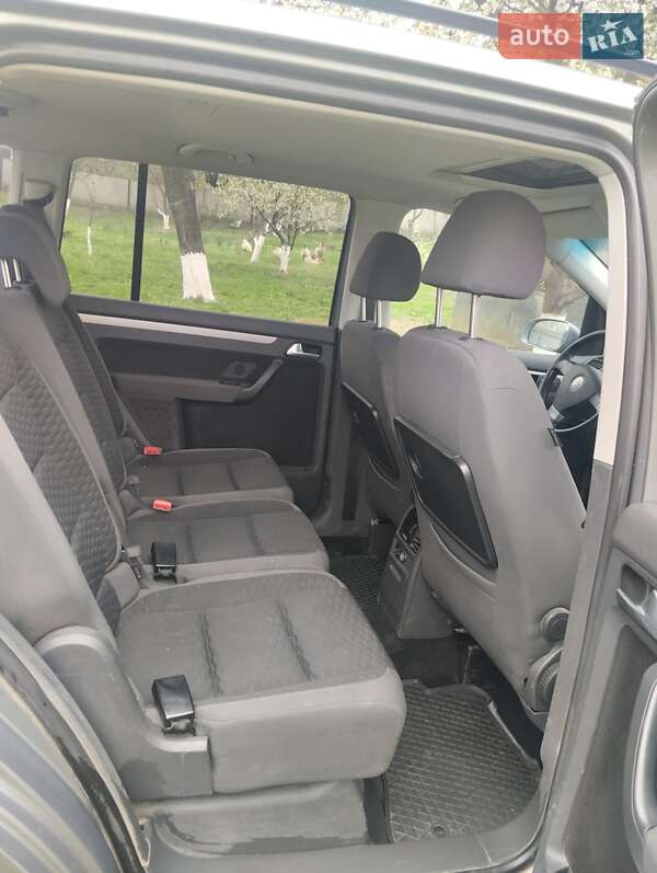 Мінівен Volkswagen Touran 2009 в Чернівцях