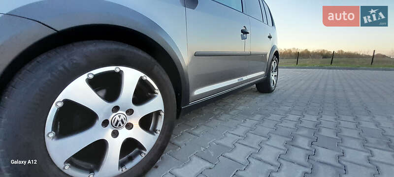 Минивэн Volkswagen Touran 2011 в Хотине