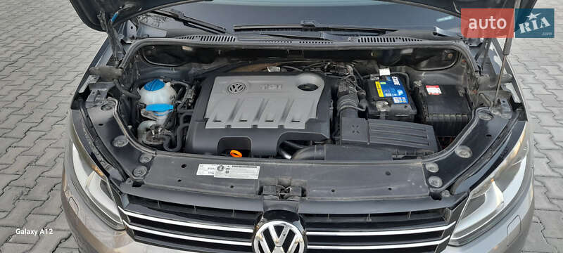 Минивэн Volkswagen Touran 2011 в Хотине
