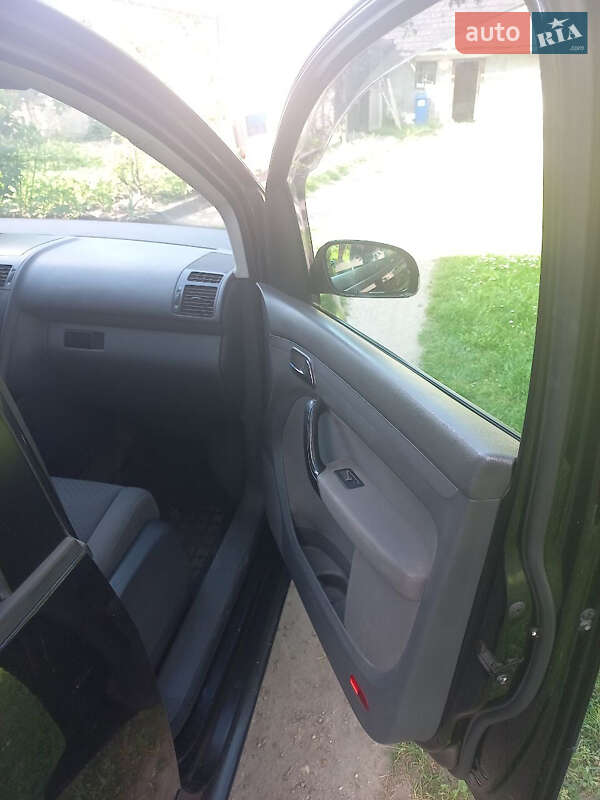 Мінівен Volkswagen Touran 2004 в Пустомитах