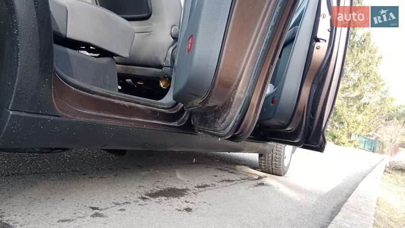 Мінівен Volkswagen Touran 2012 в Тячеві