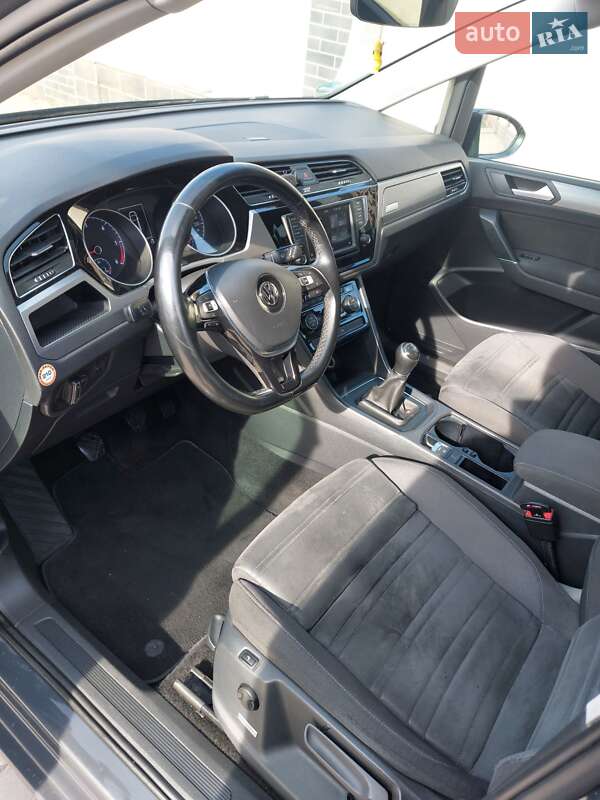 Микровэн Volkswagen Touran 2017 в Ужгороде