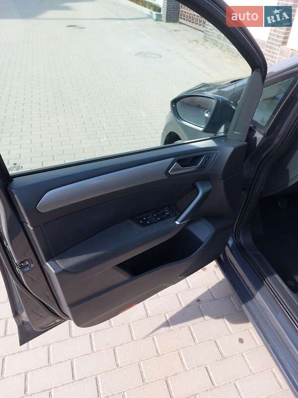 Микровэн Volkswagen Touran 2017 в Ужгороде