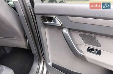 Мінівен Volkswagen Touran 2011 в 