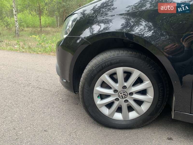 Мінівен Volkswagen Touran 2011 в Зарічному