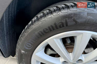Мінівен Volkswagen Touran 2012 в 