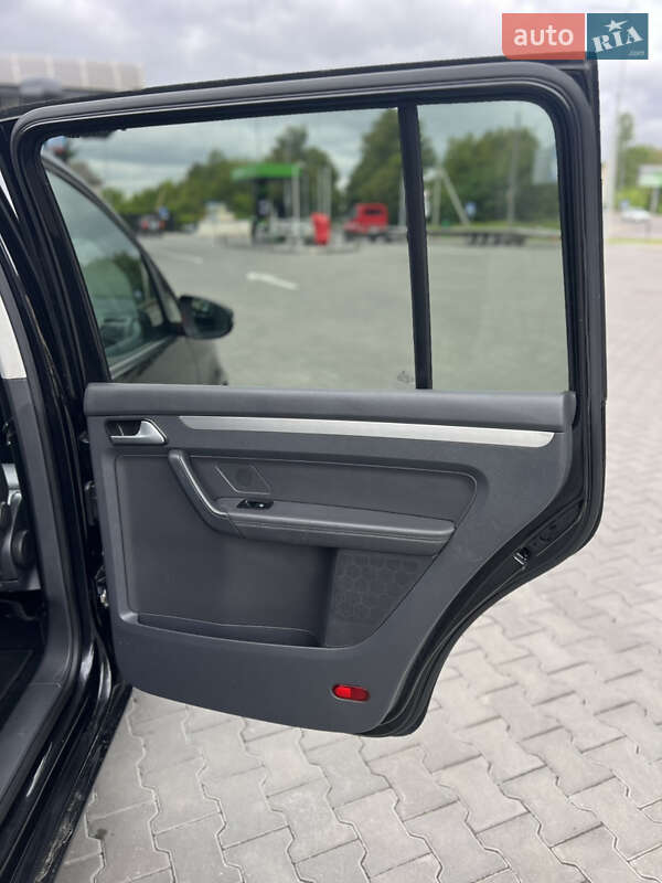 Мінівен Volkswagen Touran 2010 в Луцьку