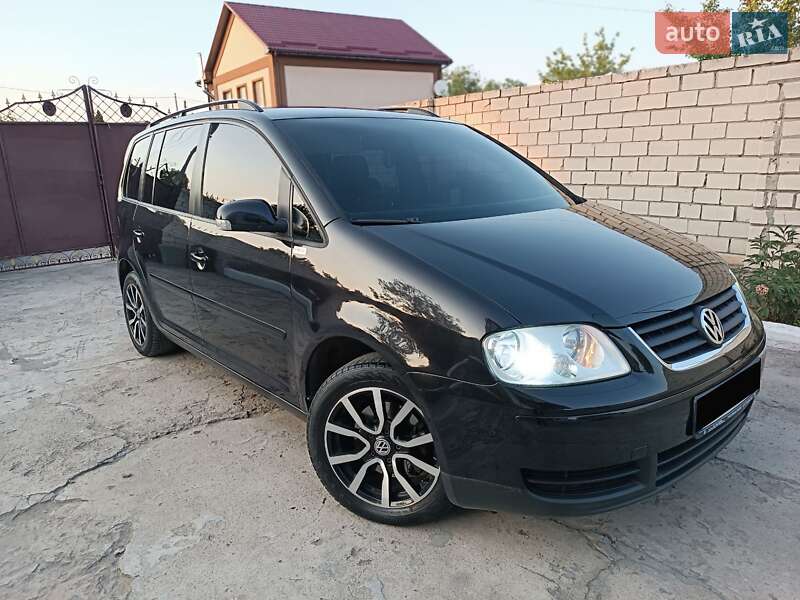 Минивэн Volkswagen Touran 2006 в Днепре