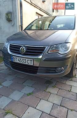 Минивэн Volkswagen Touran 2007 в Городке
