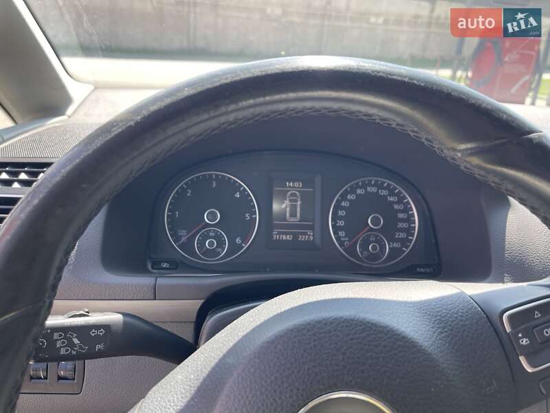Минивэн Volkswagen Touran 2011 в Кременце