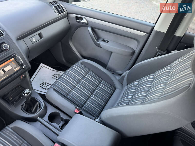 Минивэн Volkswagen Touran 2011 в Сарнах