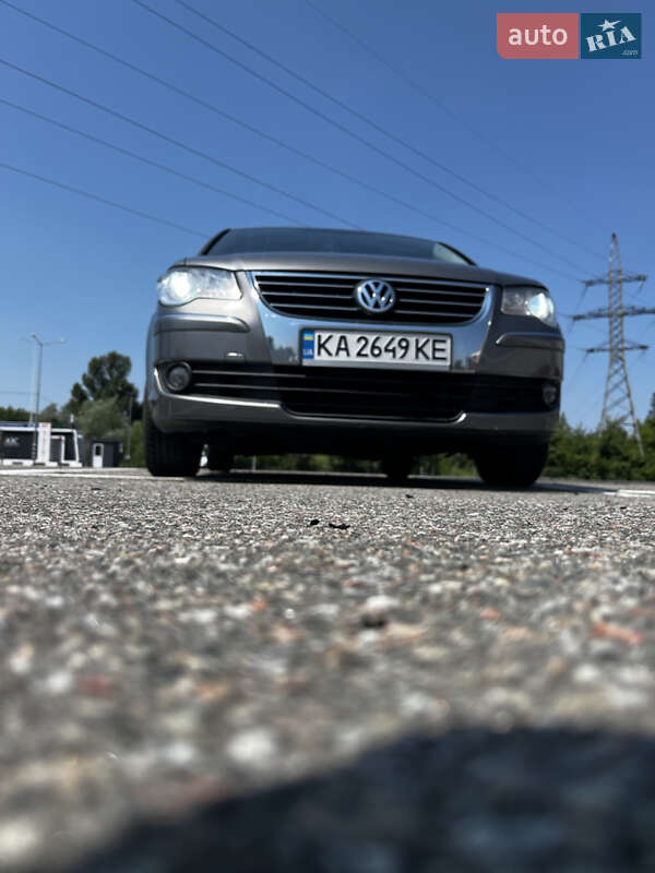 Мінівен Volkswagen Touran 2008 в Києві