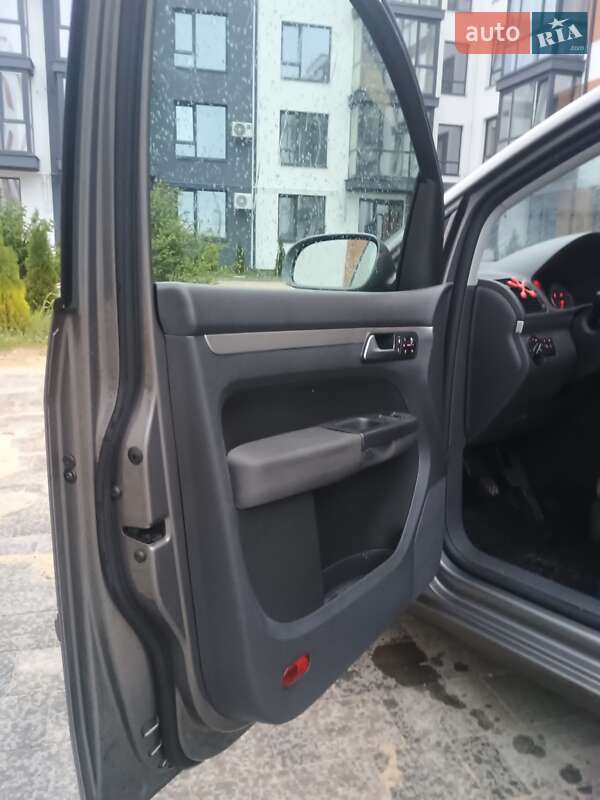 Мінівен Volkswagen Touran 2008 в Рівному