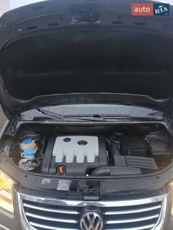 Мінівен Volkswagen Touran 2008 в Рівному