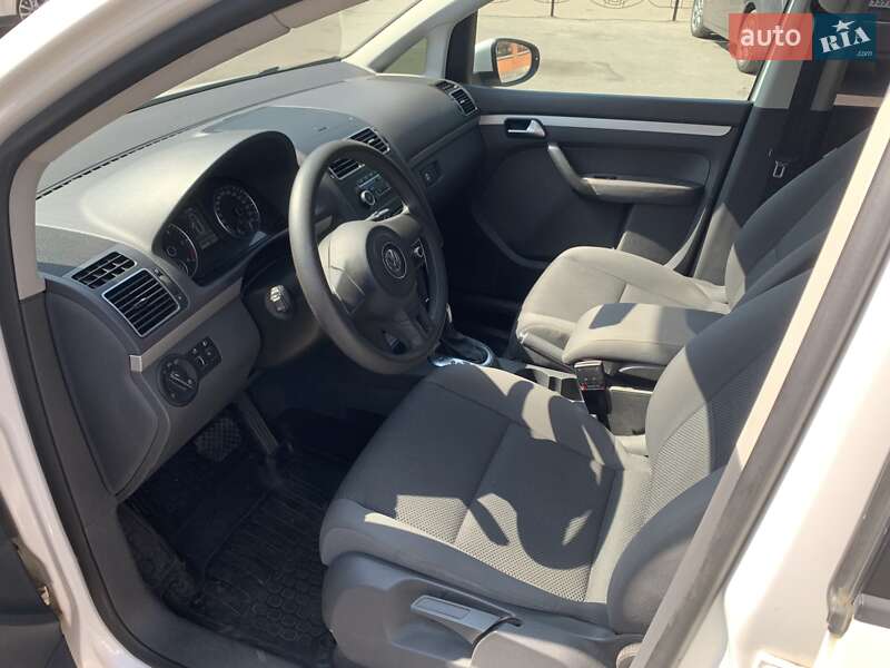 Минивэн Volkswagen Touran 2011 в Ружине