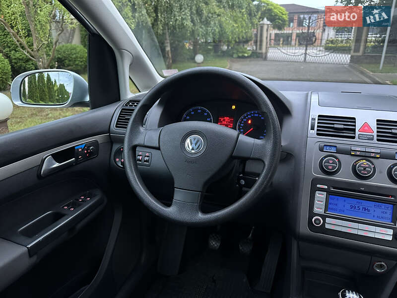 Минивэн Volkswagen Touran 2007 в Сарнах