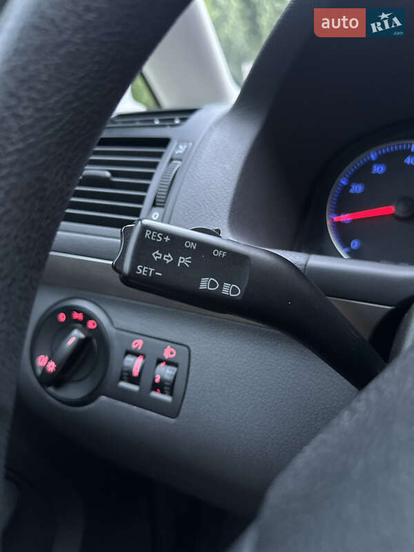 Минивэн Volkswagen Touran 2007 в Сарнах