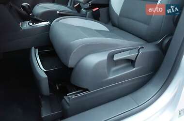 Мінівен Volkswagen Touran 2013 в 