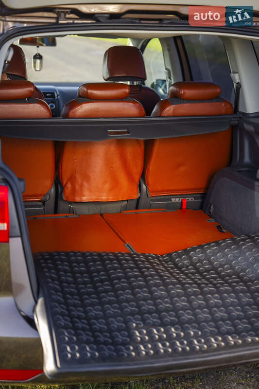 Мінівен Volkswagen Touran 2014 в Золочеві