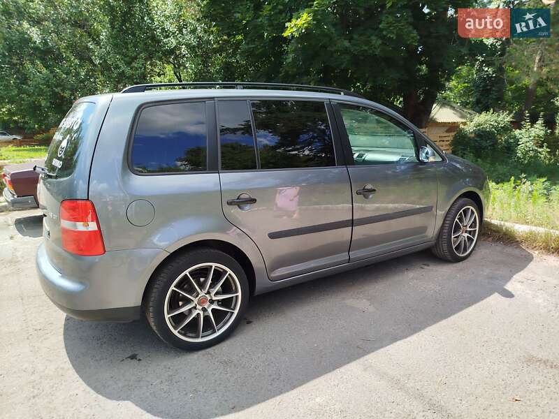 Минивэн Volkswagen Touran 2004 в Киеве