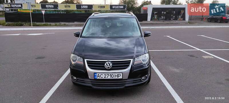 Минивэн Volkswagen Touran 2010 в Луцке
