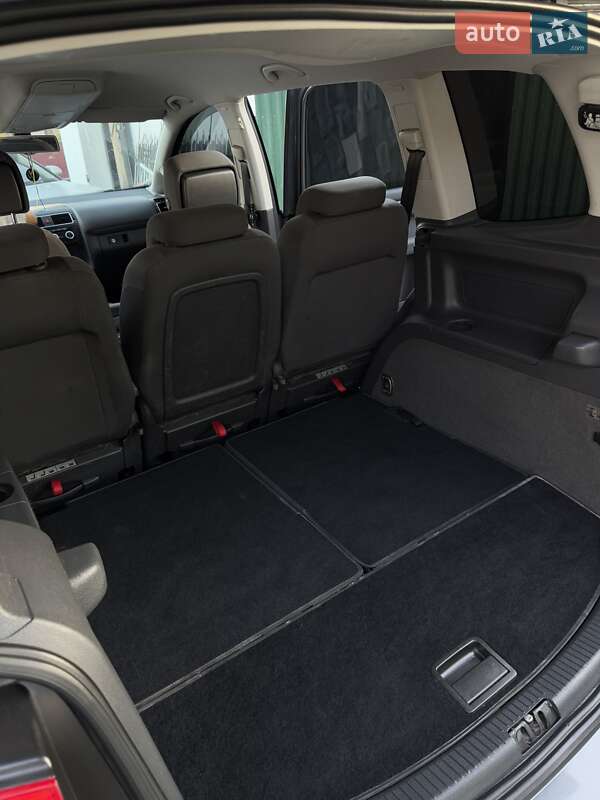 Минивэн Volkswagen Touran 2012 в Вараше