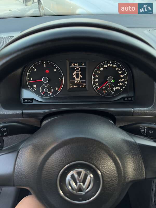 Минивэн Volkswagen Touran 2012 в Вараше