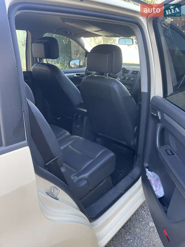 Минивэн Volkswagen Touran 2013 в Староконстантинове