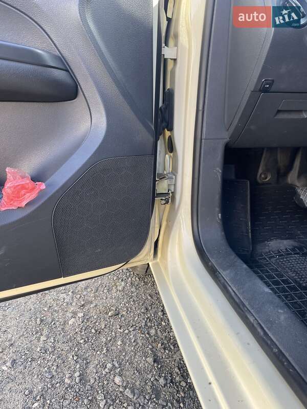 Минивэн Volkswagen Touran 2013 в Староконстантинове