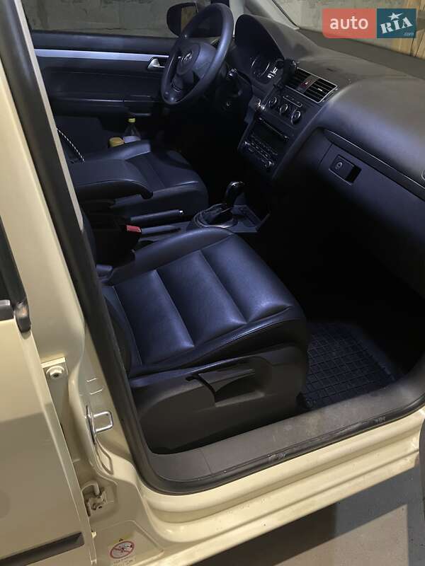 Минивэн Volkswagen Touran 2013 в Староконстантинове