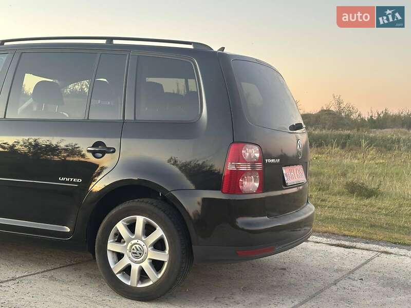 Минивэн Volkswagen Touran 2008 в Сарнах