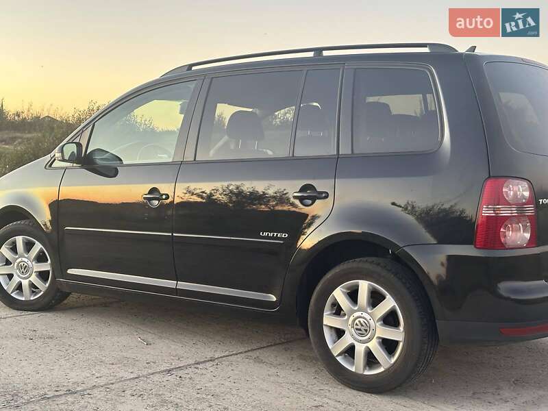 Минивэн Volkswagen Touran 2008 в Сарнах