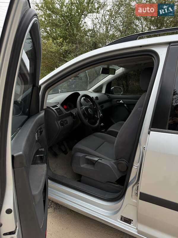 Мінівен Volkswagen Touran 2004 в Чернівцях