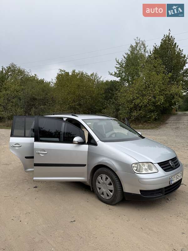 Мінівен Volkswagen Touran 2004 в Чернівцях